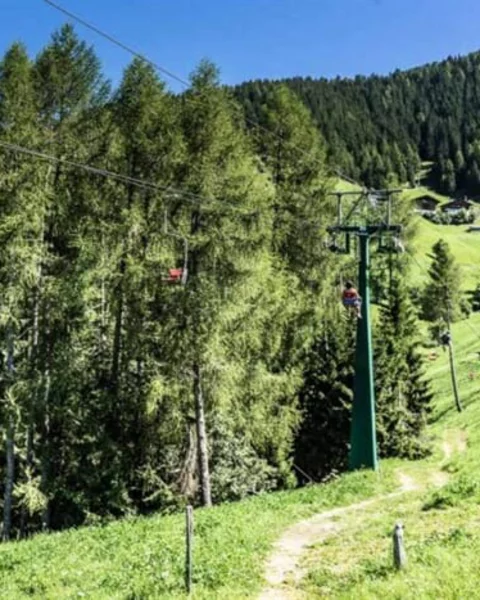 [Translate to Italiano:] Mit der Seilbahn von Verdins in das Wandergebiet Hirzer fahren