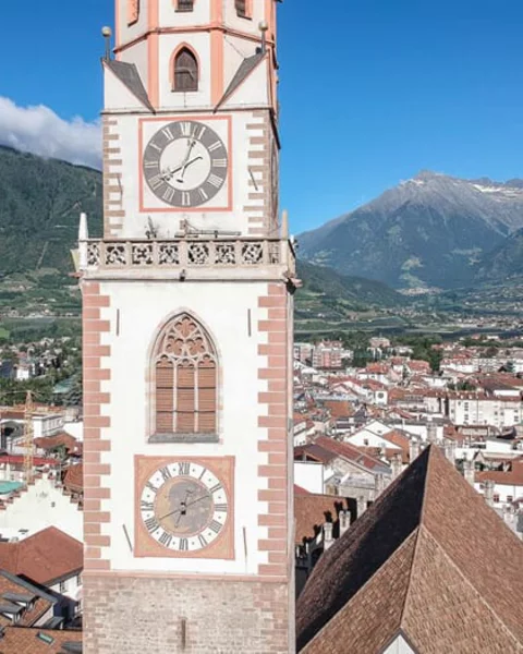 [Translate to Italiano:] uhren kirchturm meran