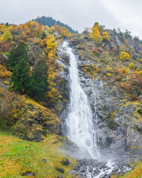 [Translate to Italiano:] Partschinser Wasserfall im Herbst